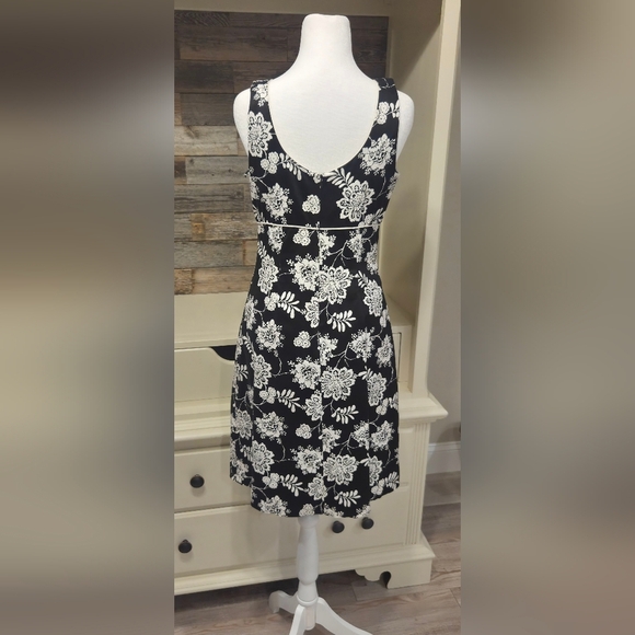 Sigrid Olsen Black & White Floral Sleeveless V-Neck Mini Sundress With A Bow Tie - Picture 3 of 7